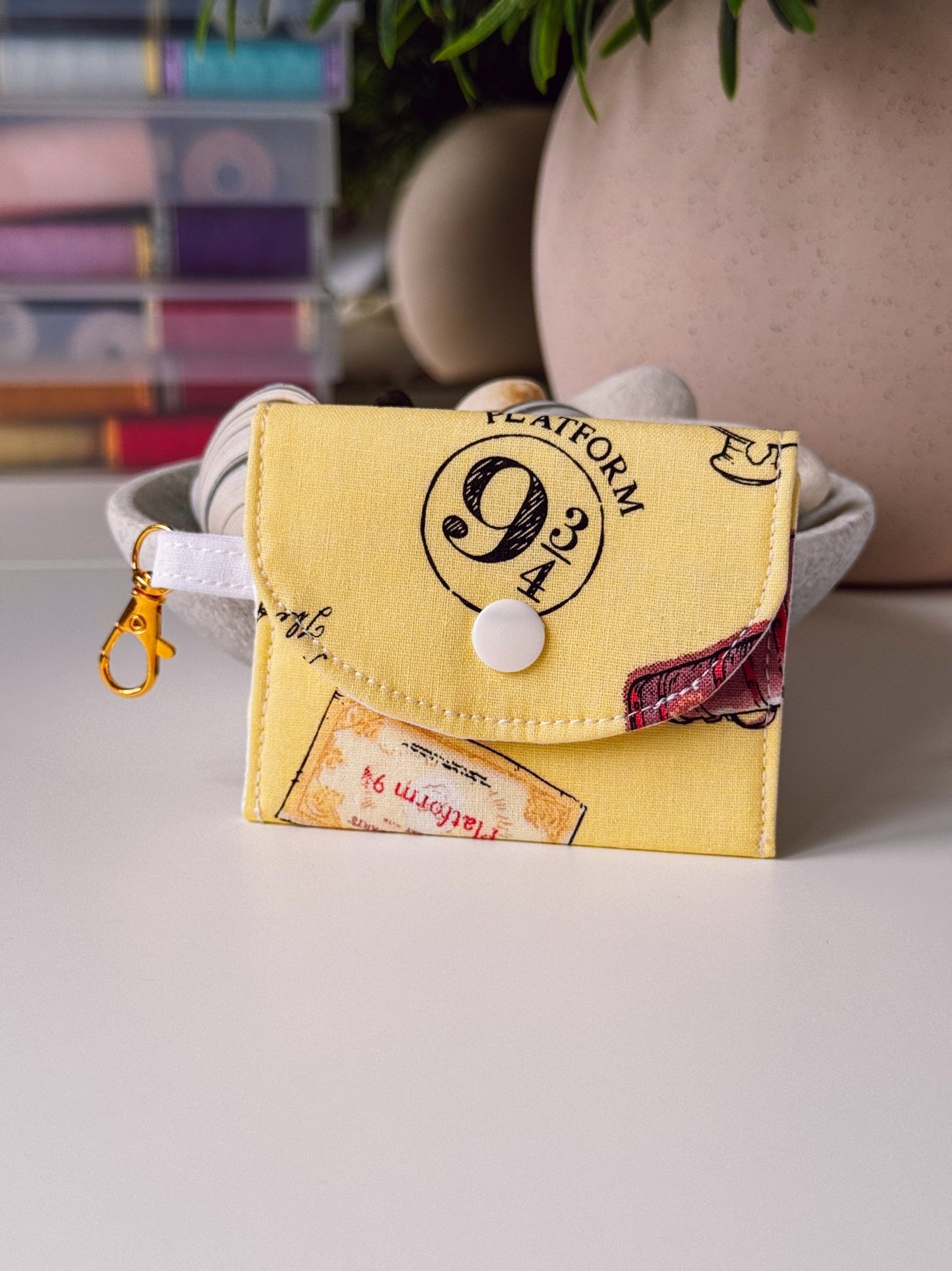 Mini Clip Case Wizard World - Ana Woods