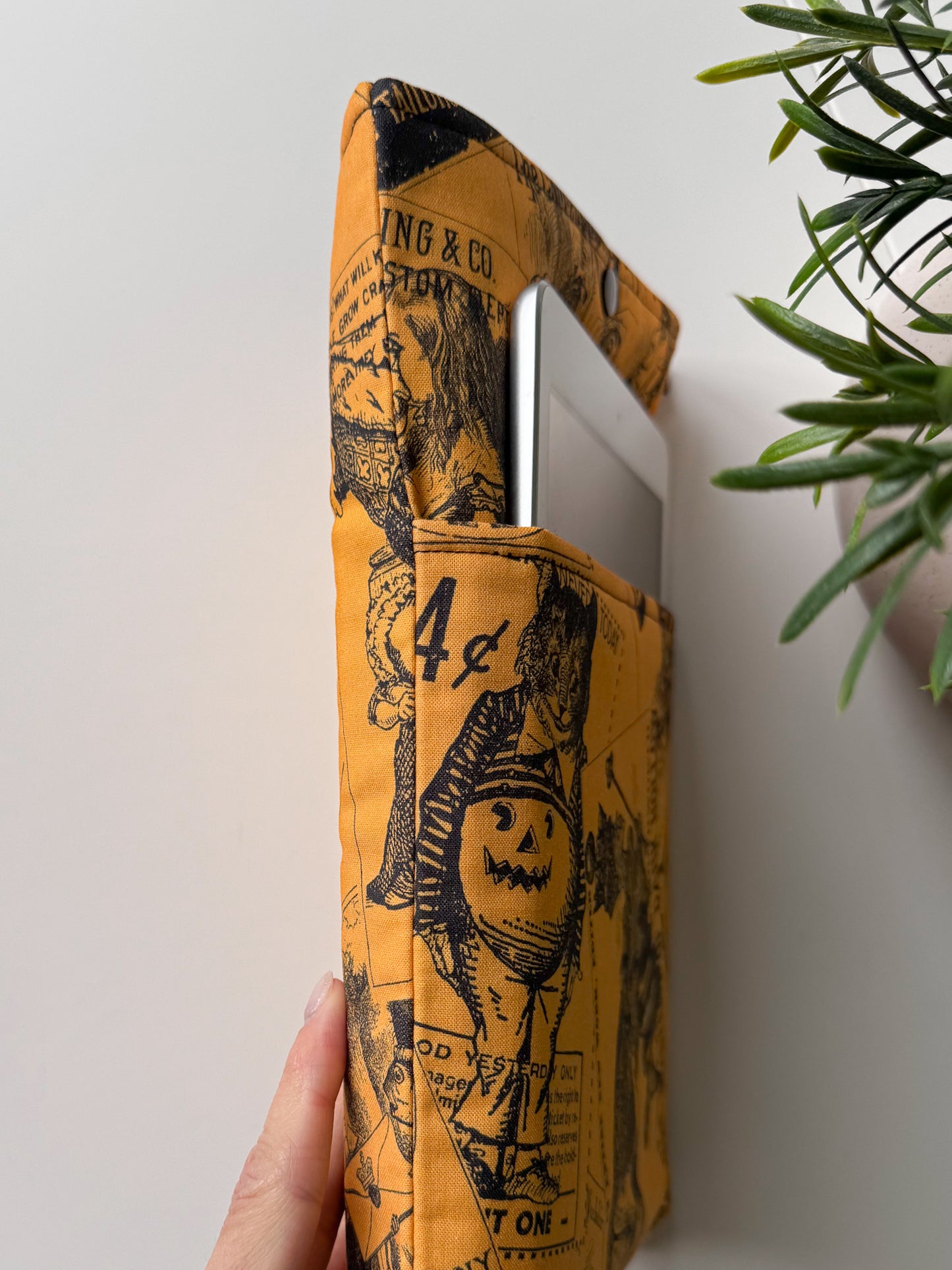 Alice in Wonderland Book & Gadget Sleeve