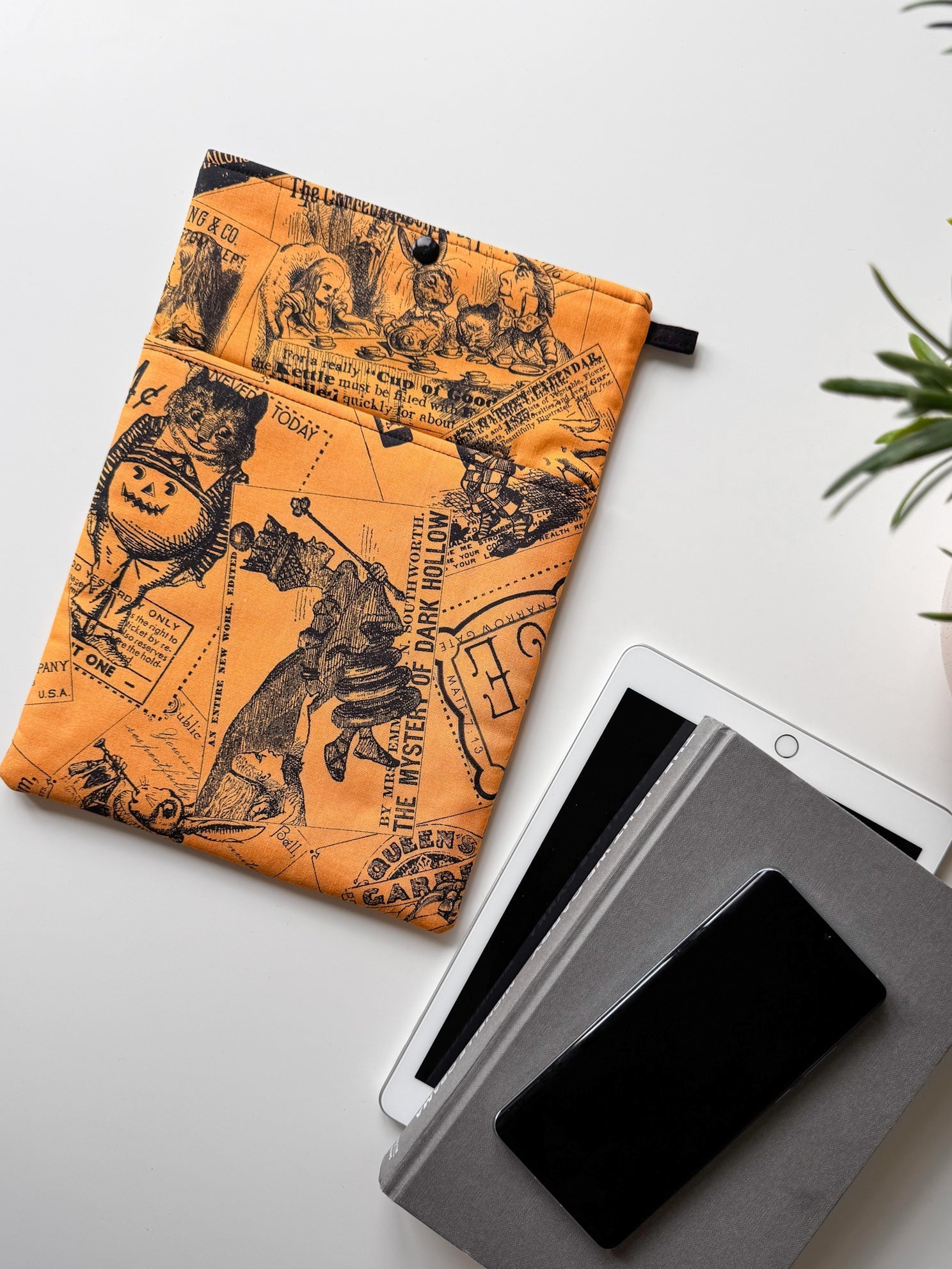 Alice in Wonderland Book & Gadget Sleeve - Ana Woods