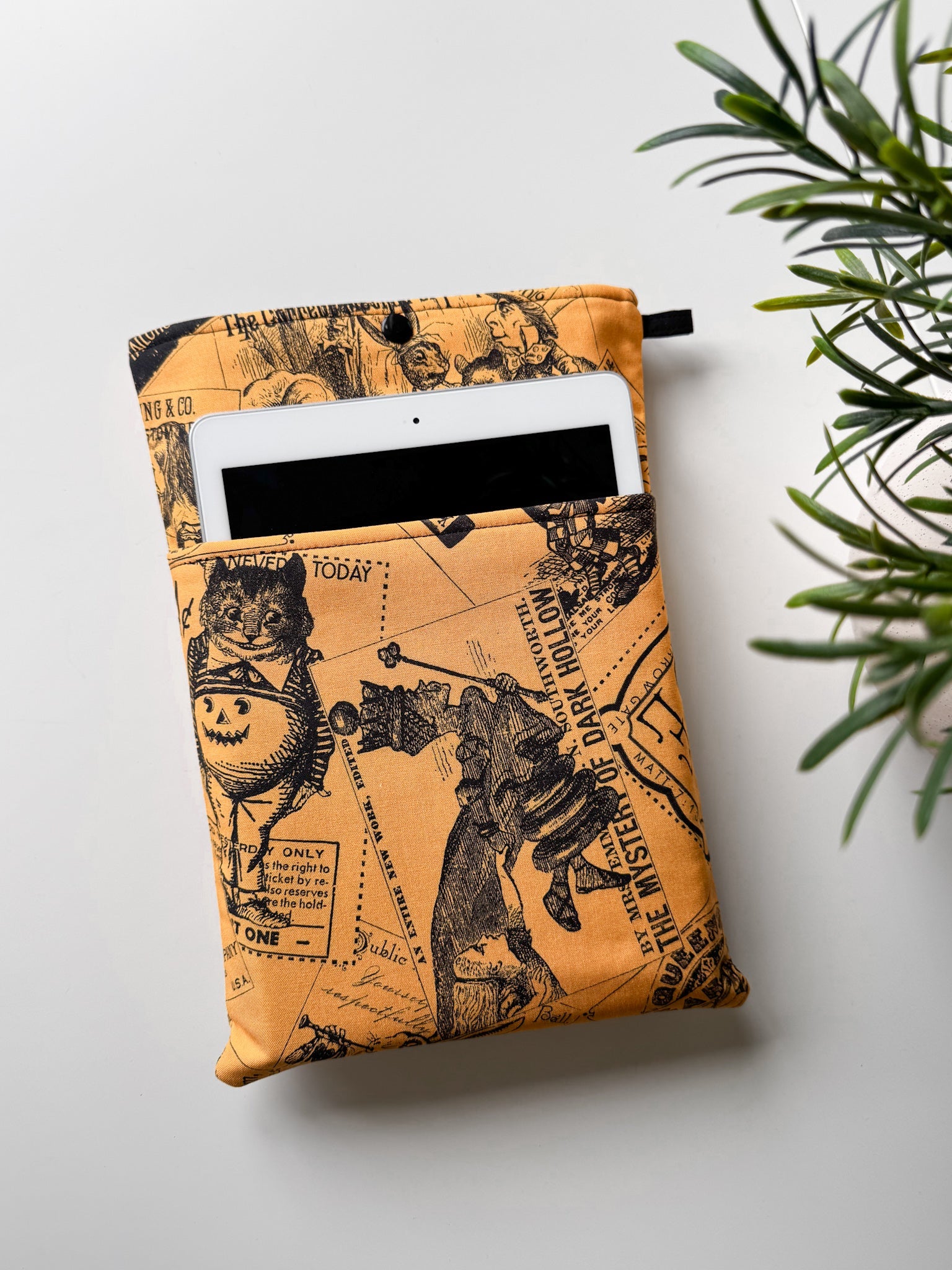 Alice in Wonderland Book & Gadget Sleeve - Ana Woods